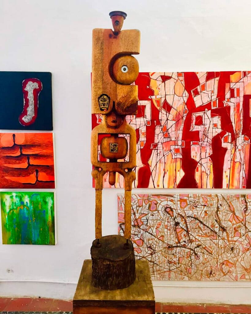 Estudió en el Instituto de Artes Visuales de Puebla. Becario del taller Rufino Tamayo en Oaxaca, 1998; becario del FONCA, escultura, 1994.Coordinador de exposiciones en las comunidades afro-mestizas, Costa Chica, en el Primer Encuentro Nacional de Pueblos Negros.